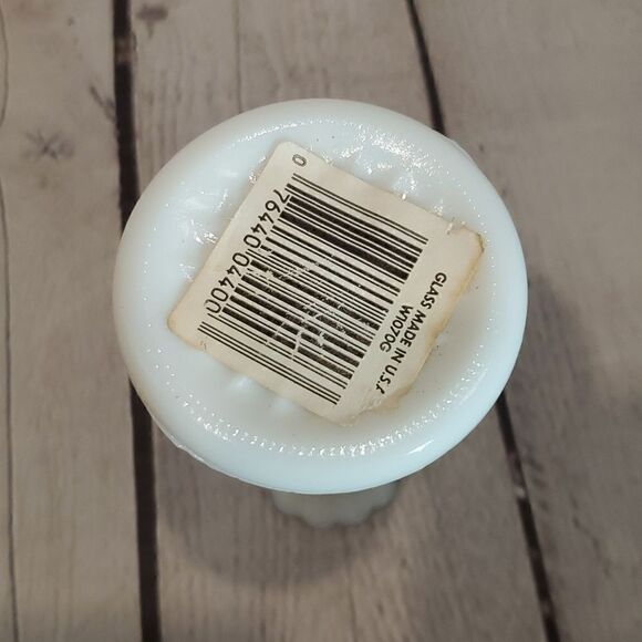 Vintage White milk glass bud vase - Picture 4 of 4